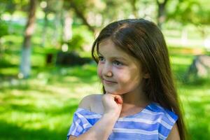 bonita pequeno menina dentro a natureza, menina dentro verão foto