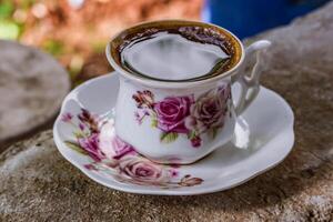 café copo e pires em a pedra fundo, tailândia. foto