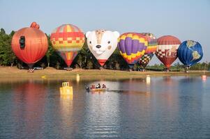 Chiang Rai, Tailândia - 14 de fevereiro de 2024 - internacional ballon festa 2024 festival dentro singha parque, Chiang Rai. isto evento é a ano para experiência gigante balões acima fechar dentro tailândia. foto