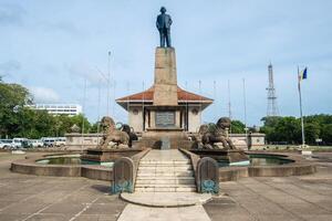 Colombo, sri lanka - 11 de agosto de 2019 - a estátua do dssenanayake a primeiro prime ministro do sri lanka localizado às a cabeça do independência memorial corredor. foto