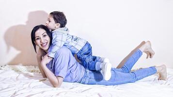 pai e criança, mãe e criança jogando juntos dentro estúdio foto