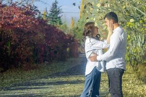 romântico casal dentro a jardim, casal dentro a natureza foto