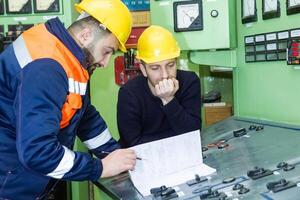 industrial trabalhadores às a trabalhos dentro fábrica foto