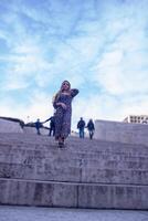 bonita jovem mulher dentro a cidade, retrato do uma mulher dentro a cidade, retrato do uma mulher, retrato do uma bonita menina foto