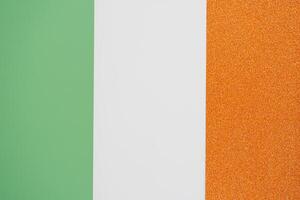 irlandês bandeira fez a partir de cor papel com brilhar laranja foto