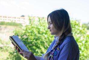 bonita jovem mulher dentro a natureza, verão cenário foto