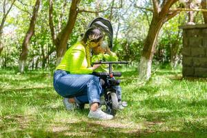 pai e criança dentro a parque, mãe e bebê Garoto dentro a parque foto