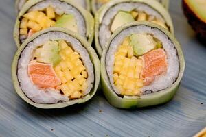 fechar-se do delicioso Sushi em uma prato foto