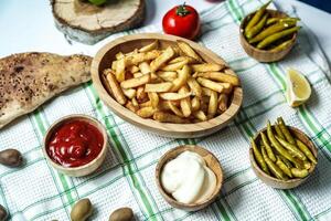 sortido alimentos exibido em uma mesa foto