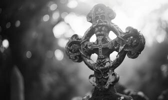 ai gerado Preto e branco imagem do uma céltico Cruz em uma sepultura dentro uma cemitério, cópia de espaço foto