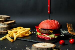 Hamburger com faca Próximo para francês fritas foto