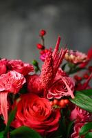 colorida ramalhete do vermelho e Rosa flores com verde folhas foto