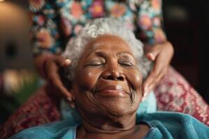 ai gerado idosos mulher desfrutando uma relaxante facial com ai gerado. foto