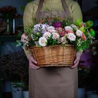 pessoa segurando cesta com flores, cópia de espaço foto