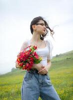 bonita jovem menina dentro a natureza, menina dentro a parque foto