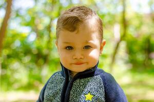 criança jogando dentro a jardim, criança jogando em a Parque infantil foto