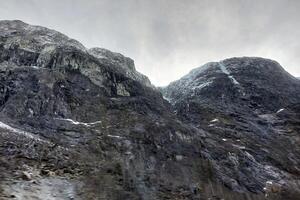 coberto de neve montanha picos. foto