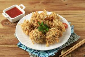 udang rambutã, crocantes dimsum chinês bolinho de massa com camarão Revestimento com macarrão foto