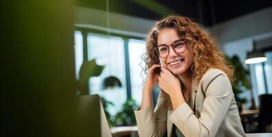 ai gerado profissional mulher escrevendo com caneta e computador dentro uma Área de Trabalho trabalhos estação foto