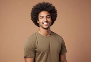 ai gerado uma homem com afro cabelo vestindo a Oliva tee sorridente casualmente às a Câmera. foto