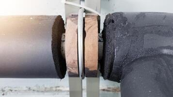 ppr tubo Apoio, suporte de madeira grampos para frio água dentro frio água linha instalações a partir de resfriadores. foto