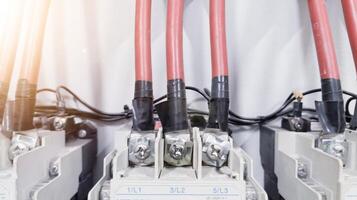 três paxé fiação em a terminal cabo conexão poder com conector cabo parafuso aperto. foto