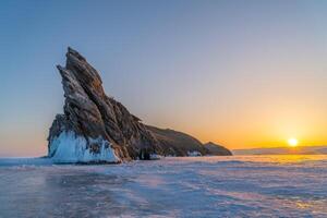 Visão do ogoy ilha dentro congeladas lago baikal às nascer do sol, Sibéria, irkutsk oblast, Rússia. foto