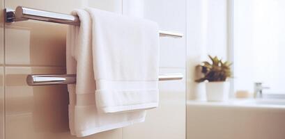 ai gerado uma toalha prateleira sentado dentro uma pequeno branco banheiro foto
