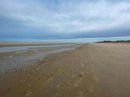 a costa às baixo maré com de praia dentro a cedo manhã do de haan, Bélgica foto