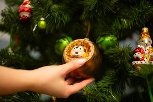 mãos decoração Natal árvore com à moda bugiganga dentro atmosférico festivo sala. alegre Natal. inverno feriados preparação foto