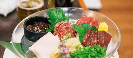 cavalo carne peças sashimi ou japonês basashi. baniku inclui magro carne, soberbo marmoreio, juba e fígado. Prêmio carne e famoso Comida dentro Matsumoto cidade, nagano prefeitura, Japão foto