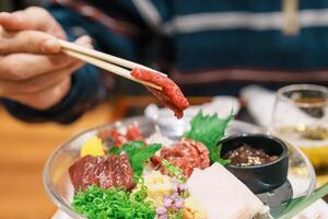 cavalo carne peças sashimi ou japonês basashi. baniku inclui magro carne, soberbo marmoreio, juba e fígado. Prêmio carne e famoso Comida dentro Matsumoto cidade, nagano prefeitura, Japão foto