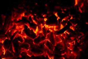 ardente fogo com carvões. carvão queimar dentro a noite foto