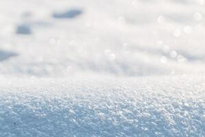 lindo branco Nevado campo em uma ensolarado dia. neve foto