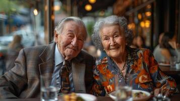 ai gerado idosos casal desfrutando refeição às restaurante foto