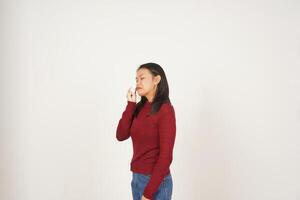 jovem ásia mulher dentro vermelho camiseta triste chorando isolado em branco fundo foto