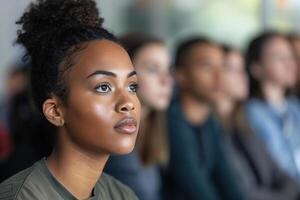 ai gerado jovem Preto mulher ouvindo para apresentação dentro grupo encontro dentro escritório foto