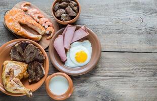 produtos cozidos de dieta de proteína no fundo de madeira foto