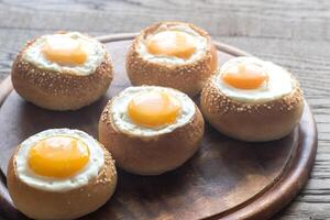 Egg-in-a-Hole pães em a de madeira borda foto