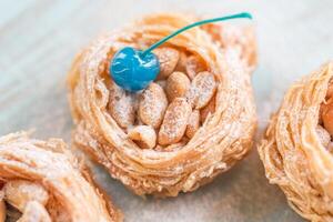 turco baklava decorado com coquetel cerejas foto