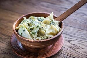 tortellini com ricota e espinafre debaixo hortelã molho foto