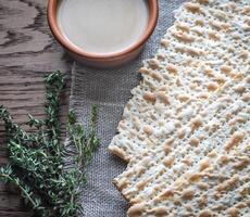 tigela do tahine com matzos foto