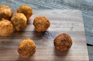 Bolinho de arroz - arroz bolas com mozzarella foto