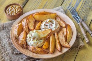 queijo camembert assado com batata foto