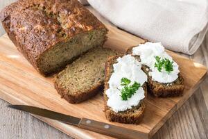 abobrinha pão em a de madeira borda foto