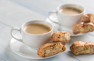 dois copos do café com cantuccini foto