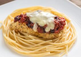 cozido frango com parmesão e mozzarella foto