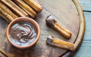 churros - famoso espanhol sobremesa com chocolate molho foto