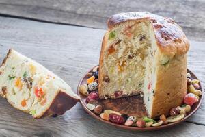 Panettone com seco frutas foto