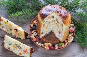 Panettone com seco frutas foto